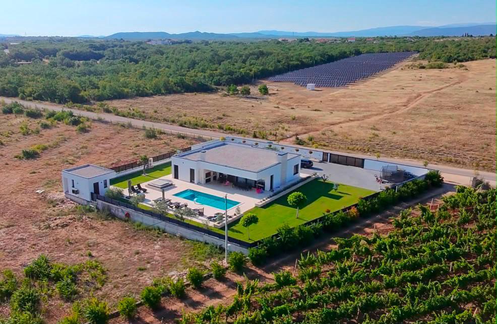 Pogled iz zraka — vila okružena zelenilom
