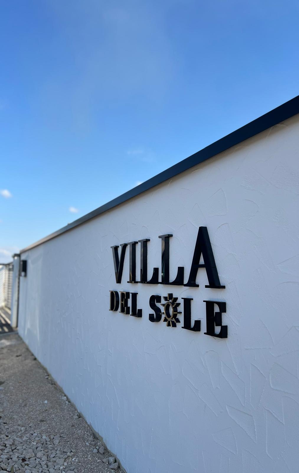 Villa DEL SOLE — znak na fasadi